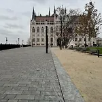 Parliament Apartment Alkotmany Utca 4